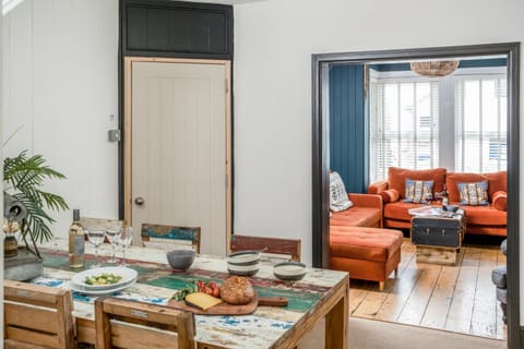 Seating area, Dining area