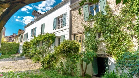 Patio, Facade/entrance, Garden, Balcony/Terrace