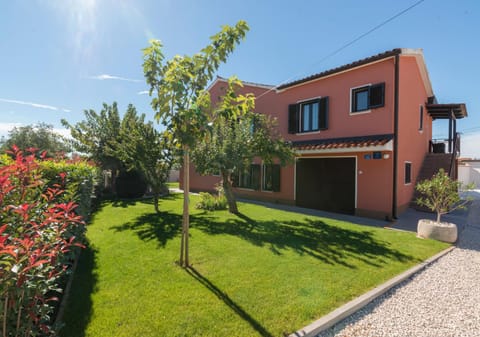 Property building, Day, Neighbourhood, Garden, Garden view