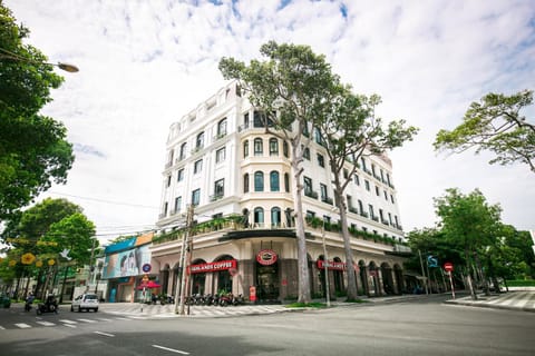 City view, Street view, Location