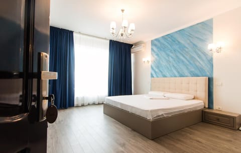 Shower, Toilet, Day, Summer, Bathroom, TV and multimedia, Living room, On site