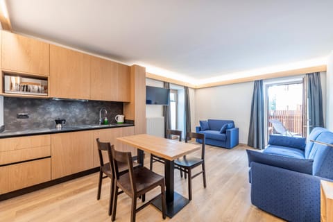 Kitchen or kitchenette, Living room, Photo of the whole room, Seating area, Dining area, Area and facilities, microwave, stove, kitchen