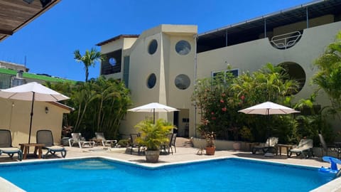 Property building, Day, Swimming pool