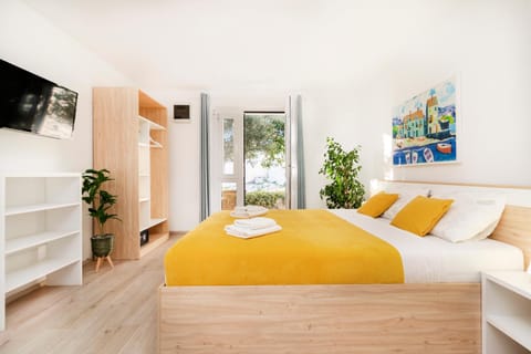 Bed, TV and multimedia, Bedroom, towels