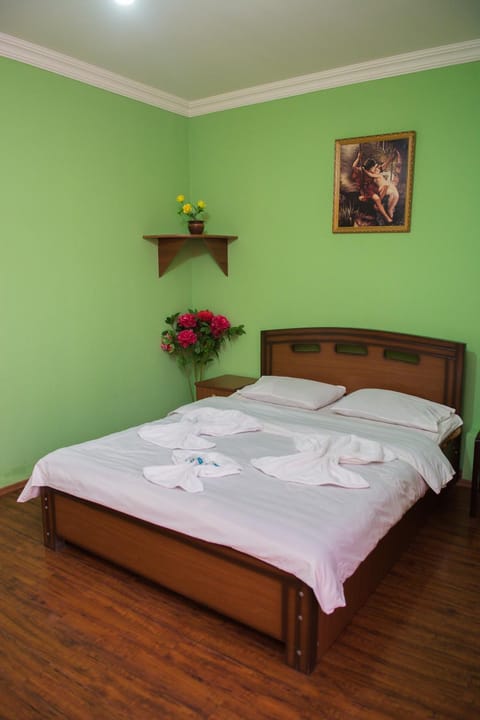 Bed, Photo of the whole room, Decorative detail, towels