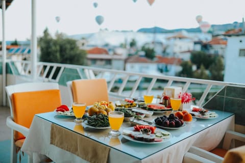 Restaurant/places to eat, Balcony/Terrace, Breakfast, Breakfast, Drinks