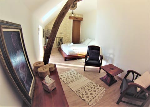 Photo of the whole room, Seating area