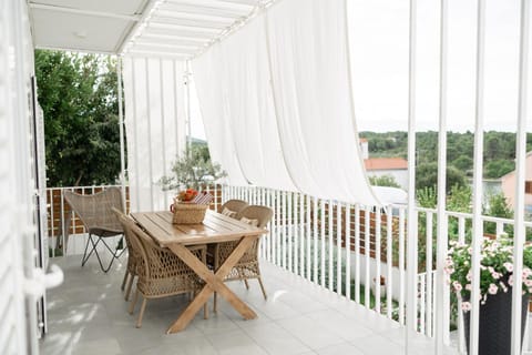 Patio, Day, View (from property/room), Balcony/Terrace, Dining area, Lake view
