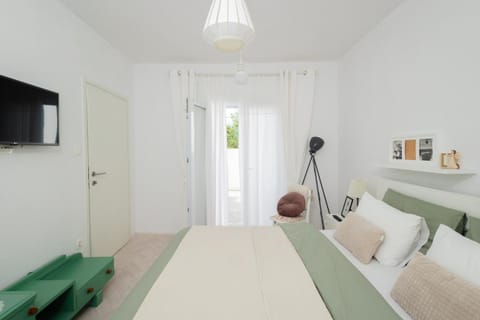 Bed, TV and multimedia, Photo of the whole room, Bedroom