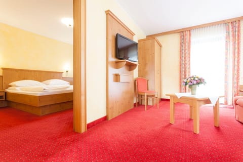 Photo of the whole room, Decorative detail