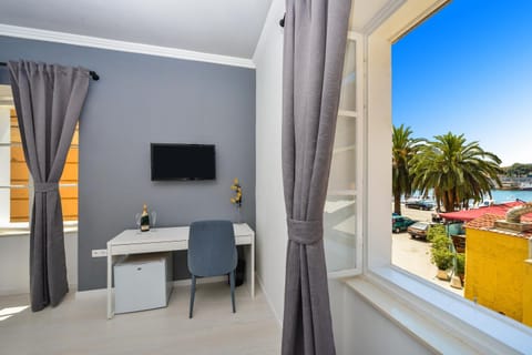 Day, Decorative detail