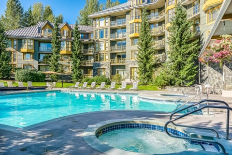 Property building, Hot Tub, Swimming pool