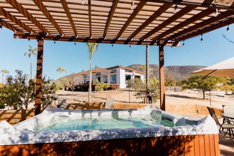 Property building, Natural landscape, Hot Tub, Hot Tub, Spa and wellness centre/facilities, Mountain view