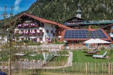 Property building, Natural landscape, Garden, Garden view, Mountain view, Parking