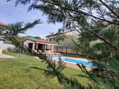 Property building, Day, Communal kitchen, Garden view, Pool view, Swimming pool, sunbed