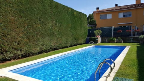 Facade/entrance, Swimming pool