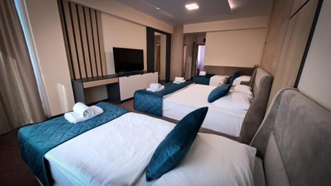 Communal lounge/ TV room, Bed, TV and multimedia, Living room, Photo of the whole room, Seating area, Evening entertainment, Bedroom, towels