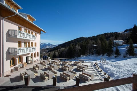Property building, Facade/entrance, Natural landscape, Winter, Skiing, View (from property/room), Balcony/Terrace, Mountain view