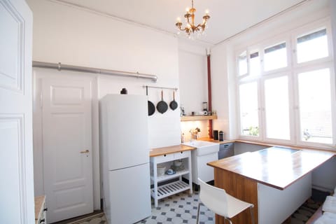 Kitchen or kitchenette, Dining area, Communal kitchen, City view