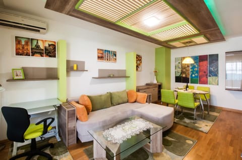 TV and multimedia, Living room, Photo of the whole room, Seating area, Dining area, Family