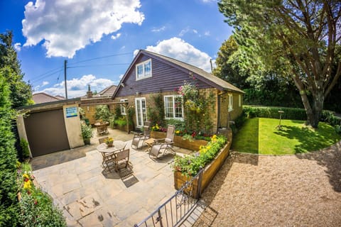 Property building, Patio, Patio, Facade/entrance, BBQ facilities, Garden, Dining area