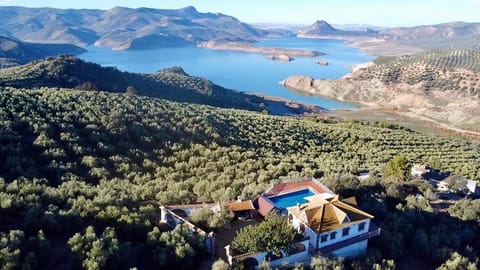 Property building, Day, Natural landscape, Bird's eye view, Lake view, Mountain view, Pool view, Swimming pool