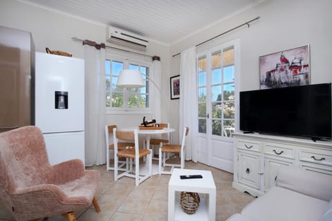 Kitchen or kitchenette, Living room, air conditioner
