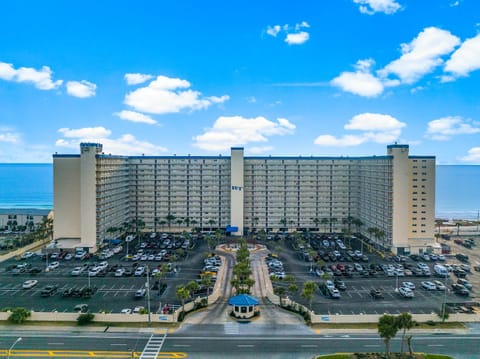 Property building, Day, Neighbourhood, Natural landscape, Bird's eye view, City view, Sea view, Location, Parking
