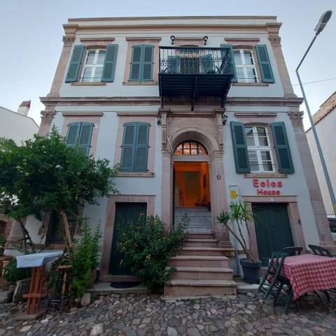 Property building, Facade/entrance, Day