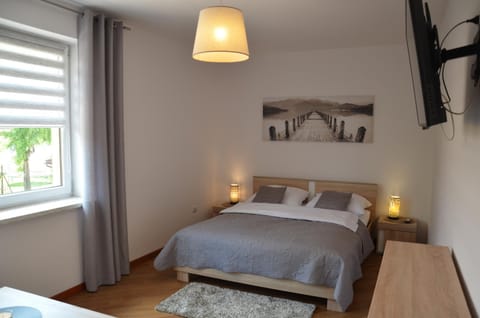 Bed, TV and multimedia, Bedroom