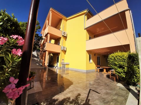 Facade/entrance, Day, Balcony/Terrace