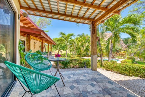 Patio, View (from property/room), Balcony/Terrace, Living room, Seating area, Garden view