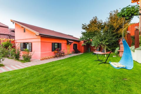Patio, Facade/entrance, Day, BBQ facilities, Children play ground, Floor plan, On site, Garden view