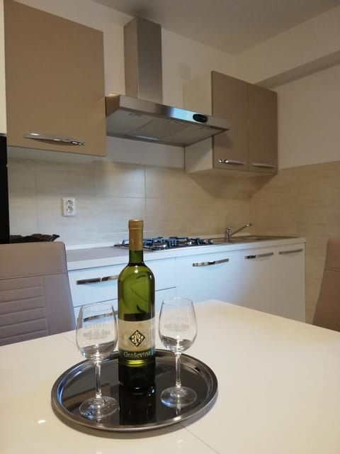 Kitchen or kitchenette, Dining area, Drinks, stove