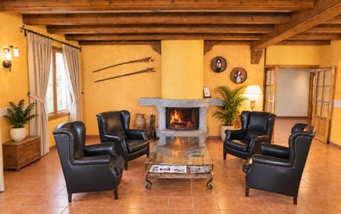 Property building, Communal lounge/ TV room, Game Room, Living room, Lounge or bar, Meeting/conference room, fireplace
