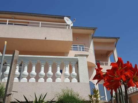 Property building, Spring, Day, Garden, Balcony/Terrace