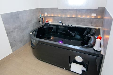 Hot Tub, Massage, Bathroom, Spa and wellness centre/facilities