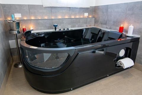 Hot Tub, Sauna, Steam room, Bathroom, Spa and wellness centre/facilities, Alcoholic drinks, Non alcoholic drinks, Bath