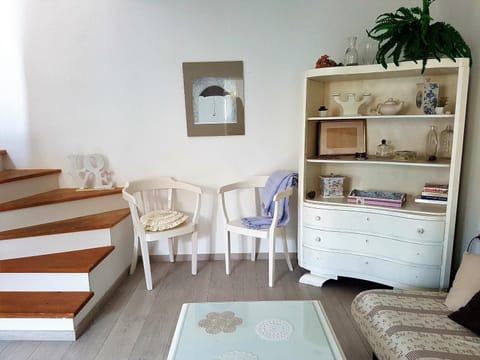 Photo of the whole room, Decorative detail, Decorative detail