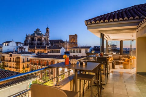 View (from property/room), Balcony/Terrace, Lounge or bar, Decorative detail, Landmark view, Drinks, Alcoholic drinks, Non alcoholic drinks