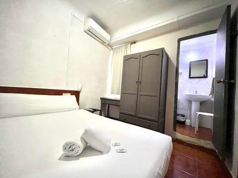 Toilet, Bed, Bathroom, TV and multimedia, Photo of the whole room, Bedroom, towels, wardrobe, air conditioner