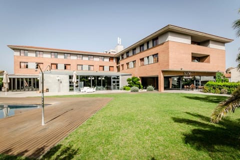 Property building, Facade/entrance, Off site, Day, Garden, Swimming pool