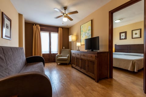 Bed, Living room, Photo of the whole room, Seating area, Bedroom, fireplace