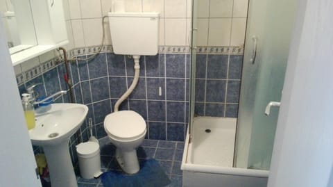 Shower, Toilet