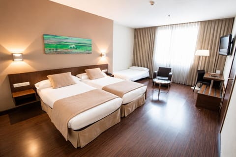 Bed, TV and multimedia, Bedroom