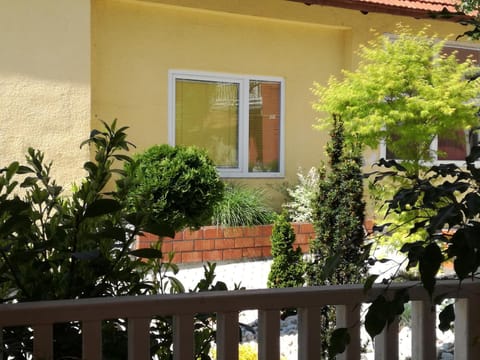 Property building, Patio, Spring, Day, Garden, Balcony/Terrace, Garden view