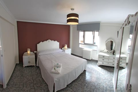 Property building, Bed, TV and multimedia, Photo of the whole room, Decorative detail