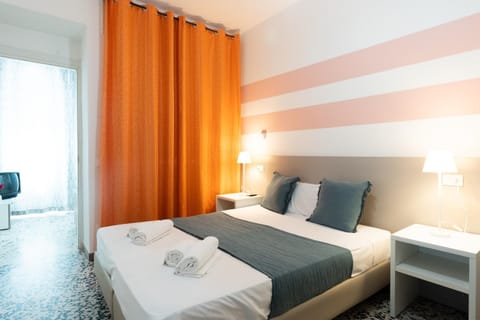 Bed, TV and multimedia, Bedroom, towels