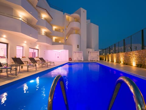 Restaurant/places to eat, Bed, Pool view, Swimming pool, Swimming pool