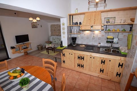 Kitchen or kitchenette, Photo of the whole room, Decorative detail, Dining area